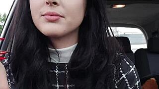 Caliente hija de los Adams fuma en auto durante paseo salvaje