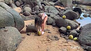 Hej, chceš vidět, jak polévám kokosovou šťávu všude na téhle pláži?