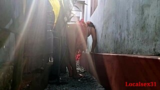 विलेज वाइफ का आउटडोर फक डेलाइट में कैच हुआ!