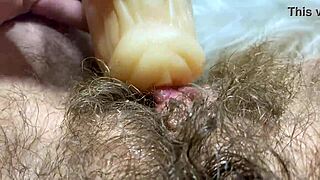 विशाल क्लिटोरिस योनि में गहराई तक प्रवेश करता है, तीव्र ऑर्गेज्म के लिए