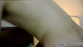 Νέοι γκέι τουίνκς εξερευνούν γυμνή οικειότητα μαζί