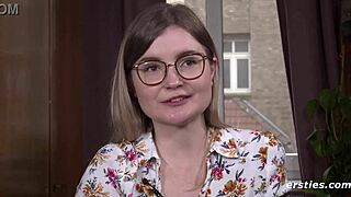 Ersties - Emily, 29 ans, crève d'envie de jouer avec des jouets sauvages ! 😍