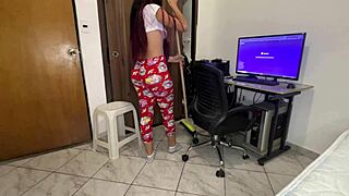 Вау, моја укусна пастрока чисти собу, волим бити сам с њом!