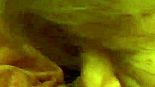 Verdorie, oma deepthroats als een pro in deze clip!