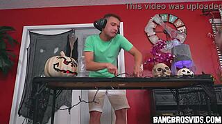 مص مؤثر اجتماعي مشهور في جوارب لعيد الهالوين ركوب قاسي