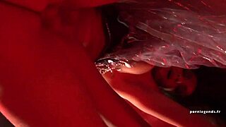 Dvojčici sestri Kit Lee in Kat Lee obožujeta jemati velike kurce vsako noč