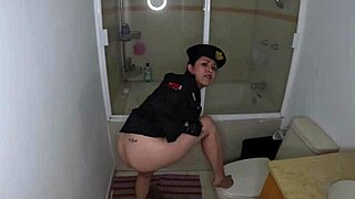 Latinska vojnikinja kurva masturbira u napuštenoj klozetu!