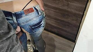 바텐더가 그녀의 타이트한 청바지를 찢고 야하게 섹스해