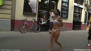 루마니아 베이비가 공공 거리에서 행진하고 묶여