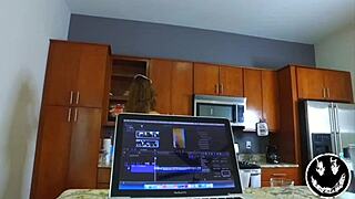 Блин, моя пышнозадая горничная моет кухню и хуй