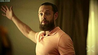 Презаштитни тата контролише ситну 18+ навијачицу Лили Ларимар