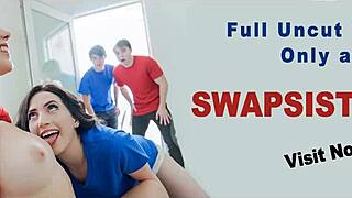 Permainan mesum jadi panas cepat dengan saudara tiri tukar ciuman