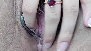 سوبيا ناصر تتمايل على مكالمة فيديو واتساب، تئن بصوت عال حتى يأتي أورغازم كبير مع كريم باي في كس