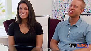 Cupluri Americane Se Umezesc cu Preludiu Fierbinte Înainte de Petrecere