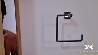 Mengintip ibu tiri di bilik mandi, aku kongkek keras dengan batang monster dalam doggystyle dan cowgirl