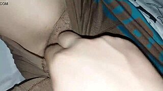 在家和可爱亚洲表妹调情