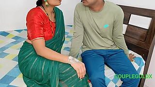 Komal'ın kocası arkadaşını gönderiyor, karısı kel amcaya sert pompalamasını yalvarıyor. Yoğun köpek stili seansları odayı ısıtıyor.