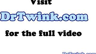 Asiatiske twinks bareback på legebordet