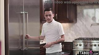 Jag såg min asiatiska tonåring 18+ granne utan trosor under kjolen