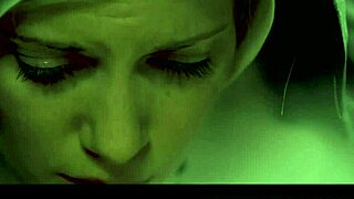 Lesbische Nonne von junger Schnecke's nasser Muschi verführt