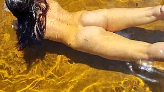 Jonge blanke lekkere Bruninha Fonseca’s eerste nudistenstrand avontuur!