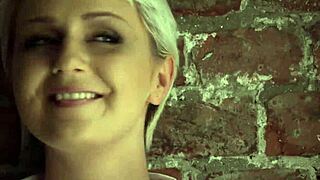 Toby, Kittina'nın çağrısı üzerine hızlı anal için koşuyor.