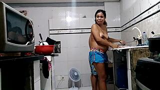 Îmi place sexul homemade cu această tânără fierbinte 18+