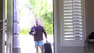 Wow, denne tykke kukken unge 18+ dominerer naughty jente! 😈