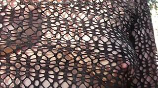 Szőrös érett nő villogtatja a cuccát a parkban ma