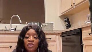 Milf negra peituda Nyla Storm esmaga peitos duro