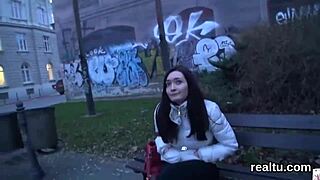 Vynikající česká nympho sváděná v obchodním centru, svlečená a prásknutá tvrdě v POV od šťastného cizince.