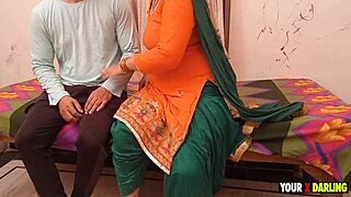 चाची ने यंग डिक को मिल्फ को कैसे चोदना है सिखाया