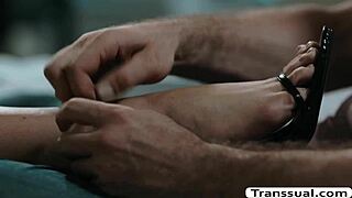 Транссексуальная падчерица Дейзи соблазняет и трахает отчима в диком анальном сексе