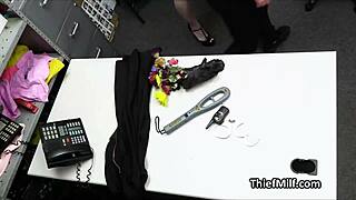 熟女容疑者がアナルプラグでフェラ中に挑発