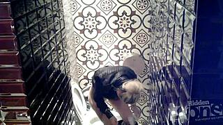 분홍색 항문, 화장실에서 몰카에 잡힘