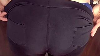 Amatérská babička manželka s velkými prsama si hraje divoce! Má ráda doutníky!