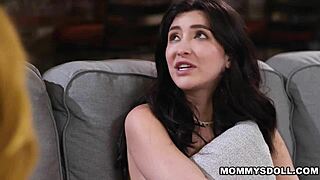 Lauren Phillips a Jane Wilde svádí Chloe Surreal na skupinový sex