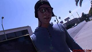 Kuuma äiti Druuna ottaa anaalia nuorelta 18+ tyypiltä kuumaassa sessiossa. Hänen seksikkäät kurvit ajavat hänet villiksi.