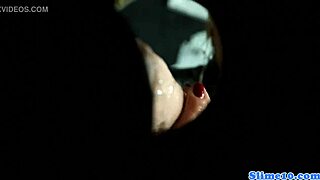 Bukkake fetis kurva játssza a punciját vad glamúrral és cumshotokkal