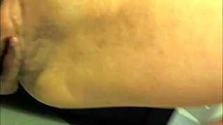 वह वेबकैम पर चिल करती है, अपनी ह्यूज लेबिया को प्ले करती है सबके लिए। लार्ज लिप्स फुल डिस्प्ले!