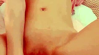 わあ！小さなアジアンティーンが巨大ディルドできついマンコを広げる