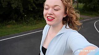 Sarah smäller in leksaker i vild lek!