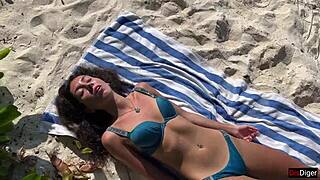 Pisset på en pige på en offentlig strand og hun blev helt chokeret