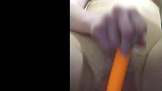 Jovem Loira do Campo Provoca com Brincadeira de Calcinha Molhada