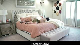 Фамфап - парень жестко долбит мачеху, лижа сводную сестру в дикой акции