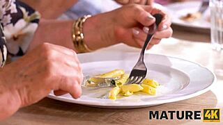 Hey pelayan, kopi untuk saya dan aksi kuat untuk isteri saya