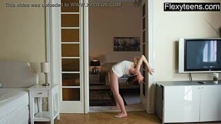 红发辣妹卢科什金娜在紧身瑜伽服里挑逗