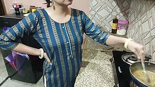 Nevlastní máma svádí nevlastního syna na drsnou akci v kuchyni