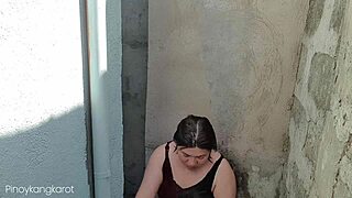 Filipina Mandi Luar Dikejutkan Pengunjung