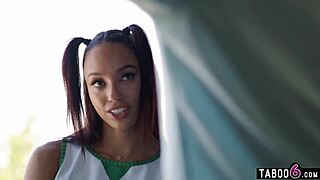 Üvey Baba Charles Dera'nın Alexis Tae'yi Sertçe Arkadan Aldığını İzledim.